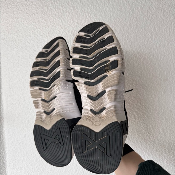 Women’s black and white Nike metcons - 8.5 - Picture 2 of 5